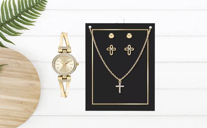 Jessica Carlyle Womens Bracelet Watch Gift Set on the Table